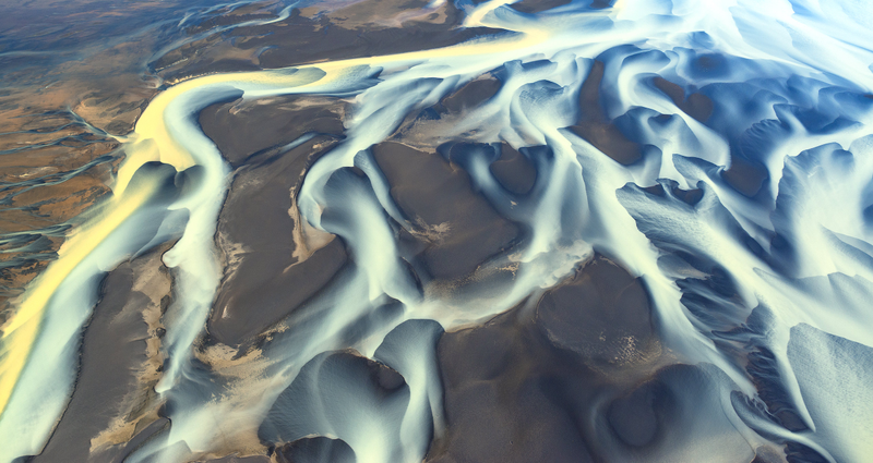Illustration for article titled Absolutely Stunning Examples Of Lakes And Rivers With Unearthly Colors